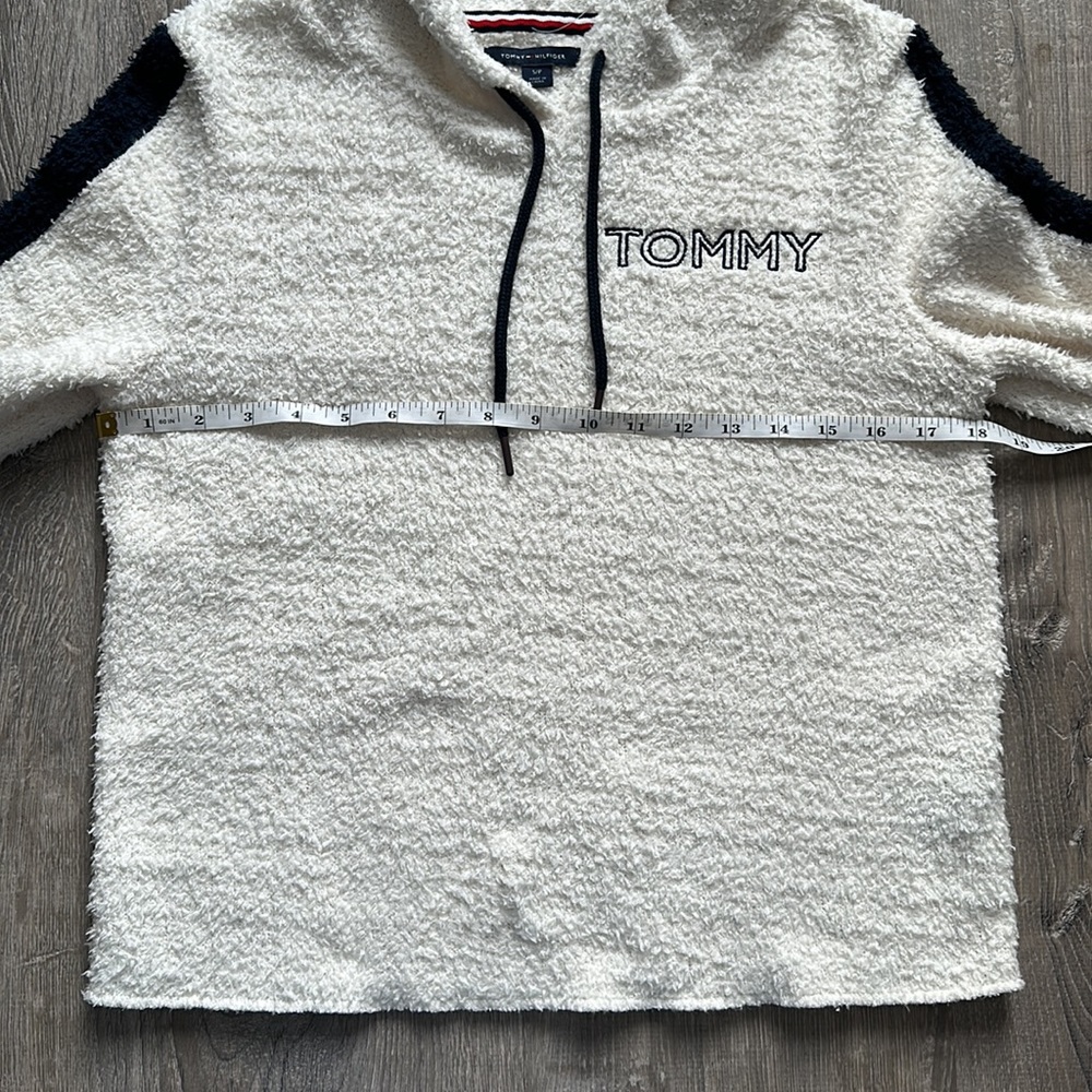 TOMMY HILFIGER White & Navy Fuzzy Fleece Crop Pullover Hoodie - Picture 8 of 9